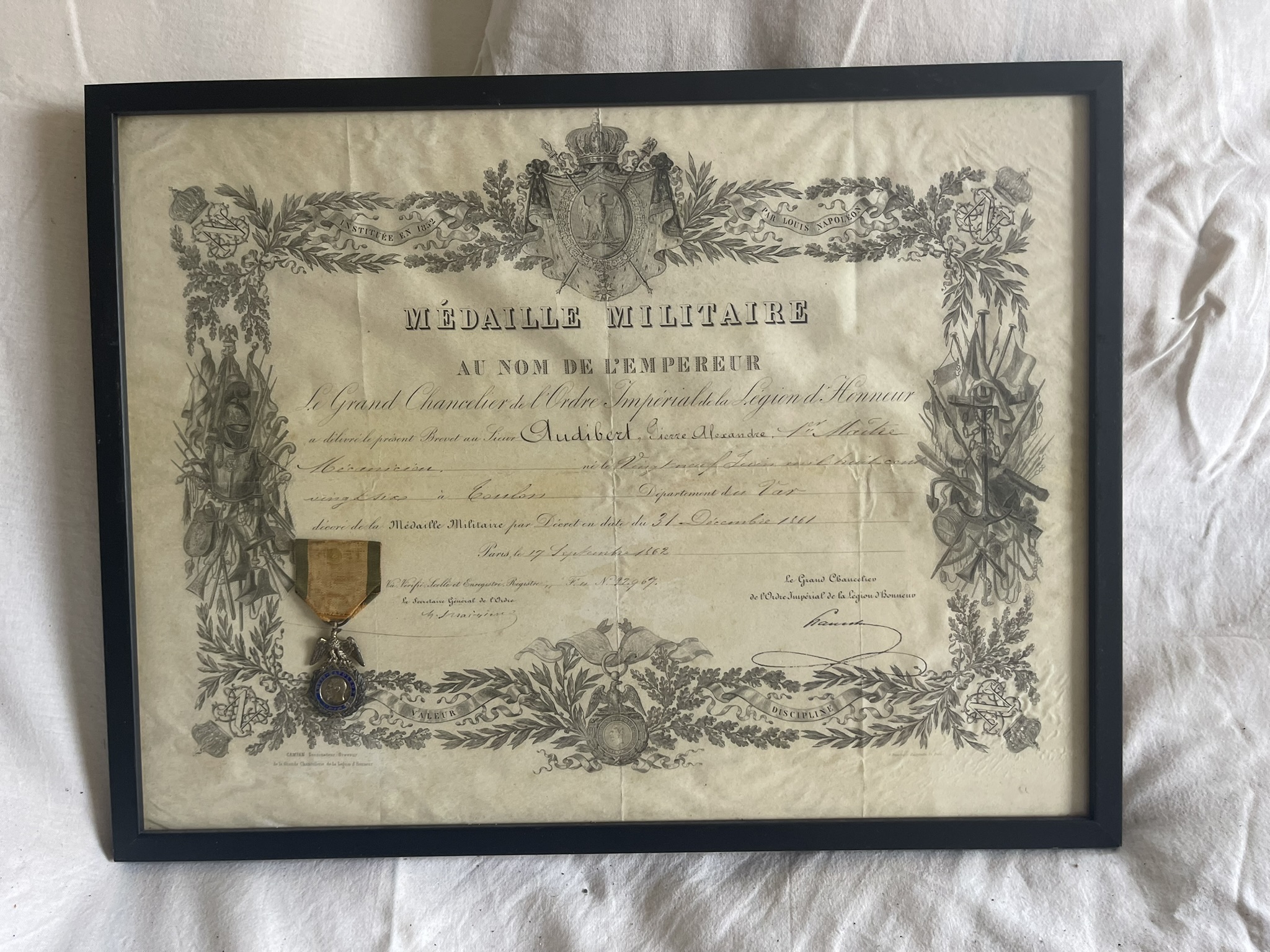 Deux diplômes (Médaille Militaire et Légion d'honneur) et leurs médailles, pour un marin sous le Second Empire