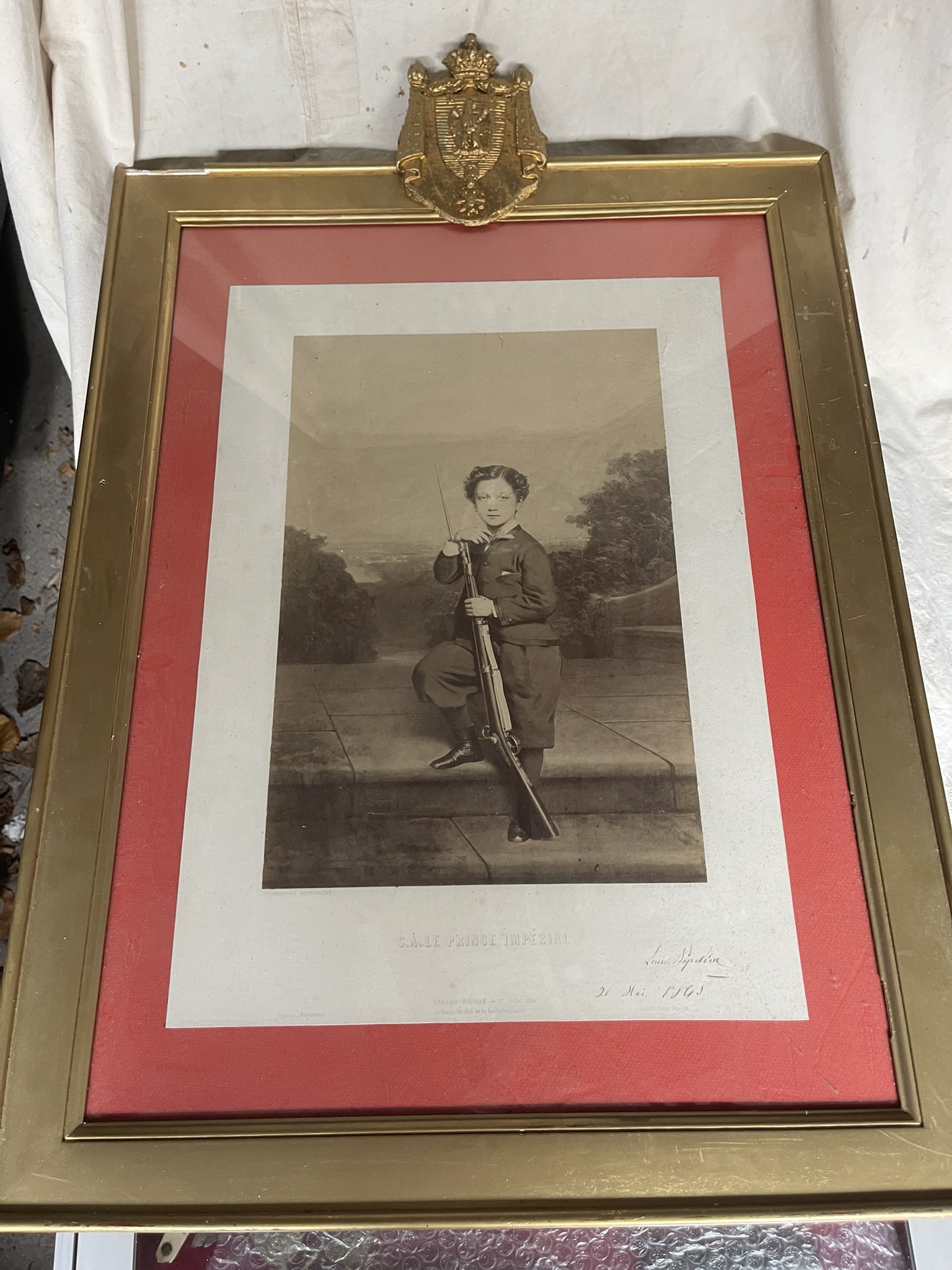 Grande photo dédicacée du Prince Impérial, cadre aux armes impériales