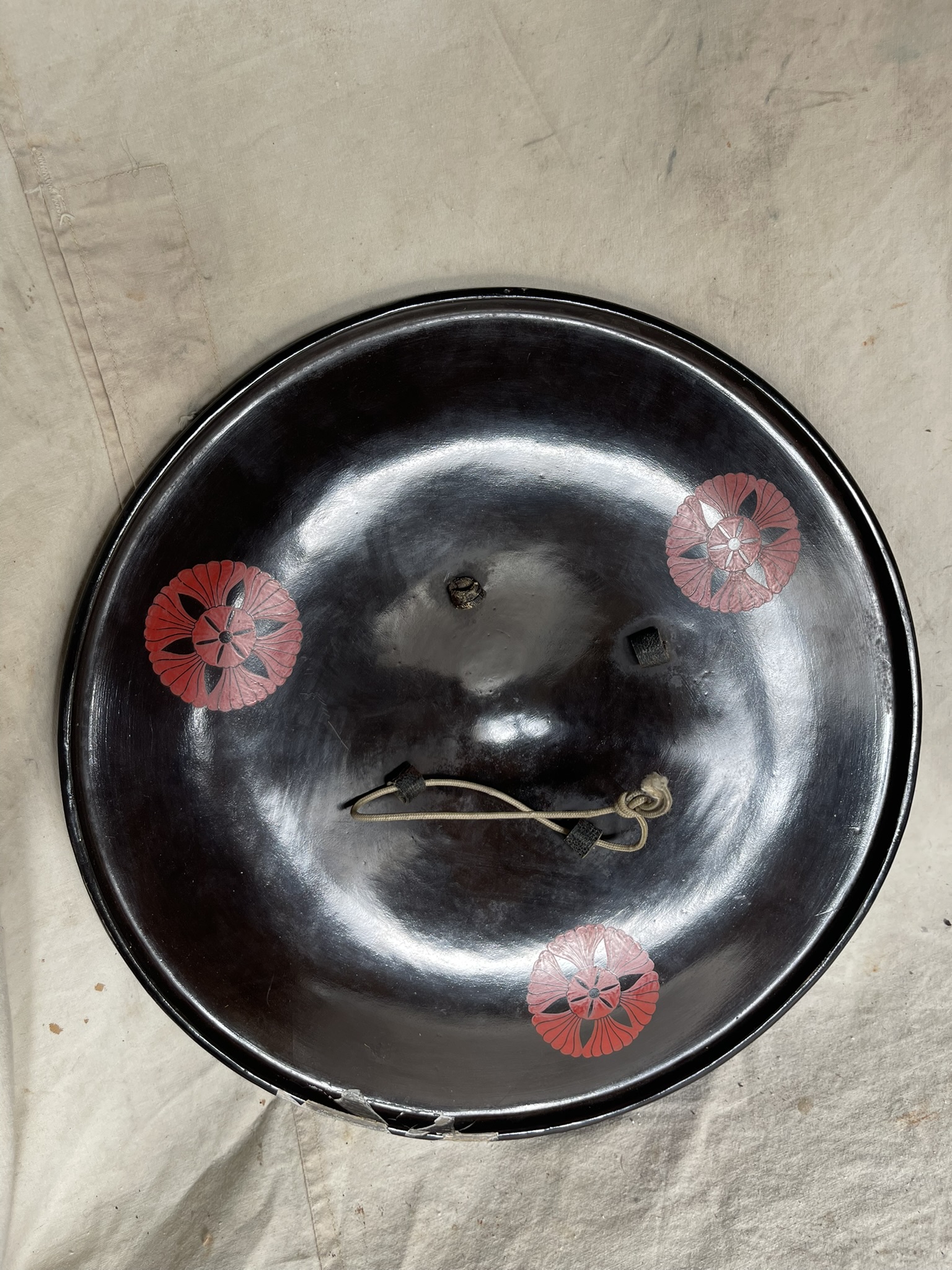 Jingasa en bois laqué